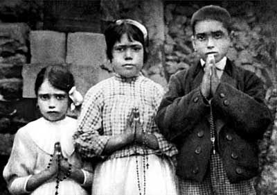 Children_with_rosaries-1917_-_Jacinta_Lucia_Francisco